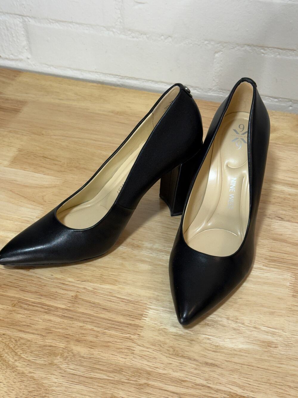 Nine West Women’s Black Leather Pointed Toe Pumps Size 8M Block Heel Classic